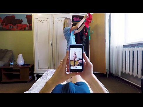 ❤️ La germanastra va fer esmenar el seu germà just abans que la mare tornés a casa ❤️ Vídeo de merda a nosaltres ﹏