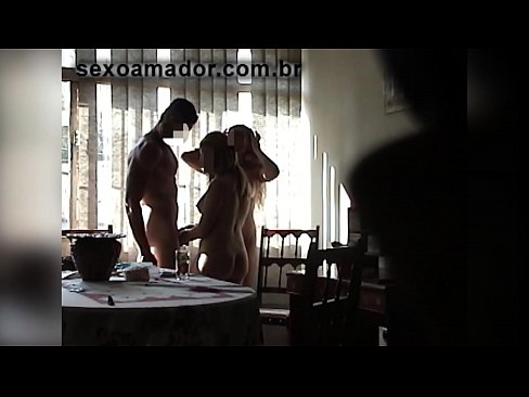 ❤️ Els amics sexuals conviden un home gegant i un trio amb ell ❤️ Vídeo de merda a nosaltres ﹏