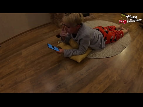 ❤️ La rossa boja xucla una polla enorme xucla i rebota sobre ella - Sexe anal ❤️ Vídeo de merda a nosaltres ﹏