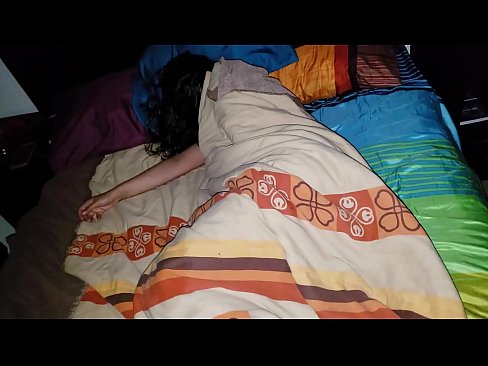 ❤️ El fillastre renya la seva jove madrastra mentre dorm. ❤️ Vídeo de merda a nosaltres ﹏